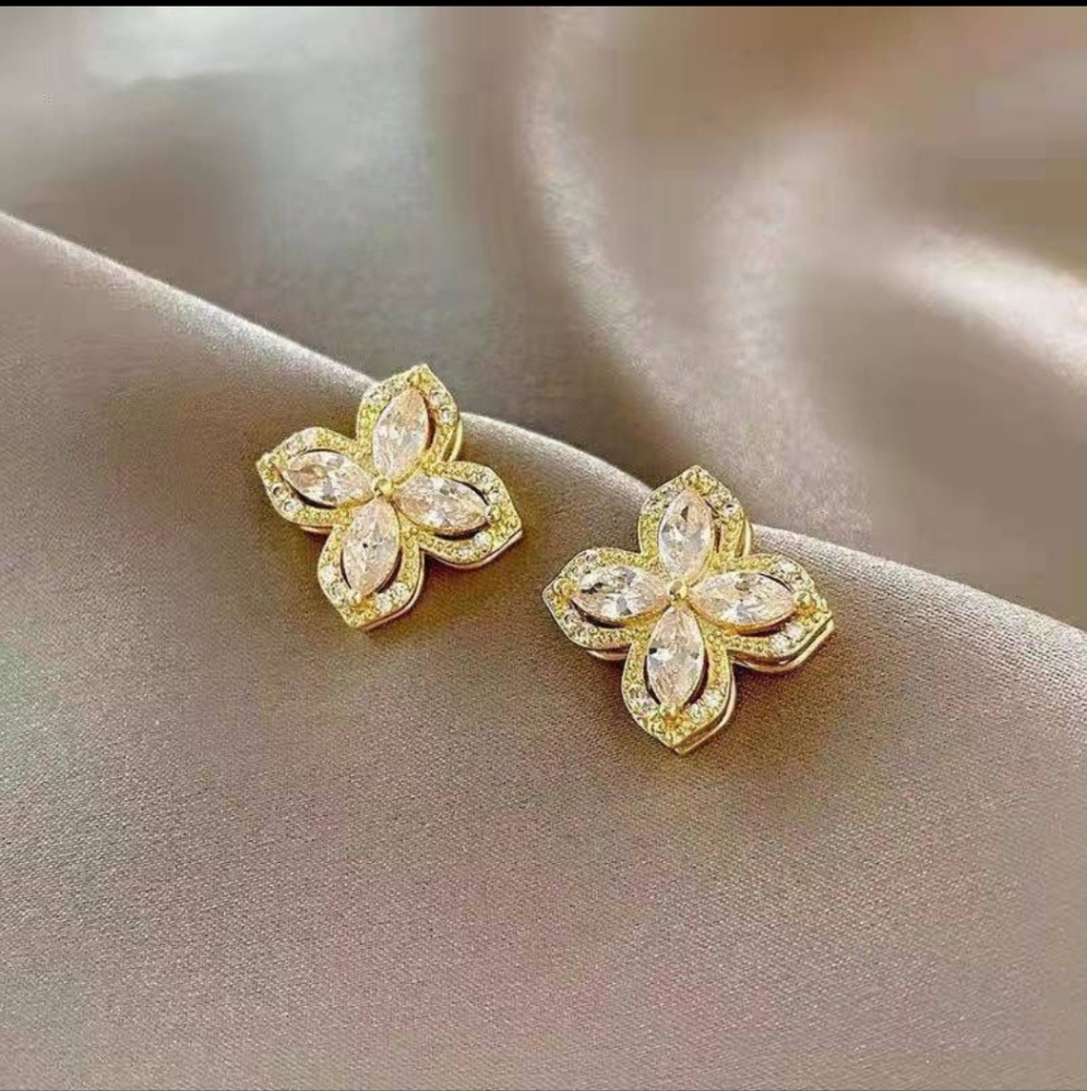 18kgp Rotating Clover Stud Earrings